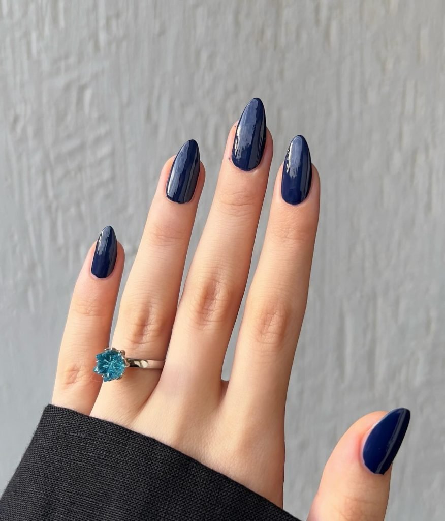 00006 Dark Classy Nails