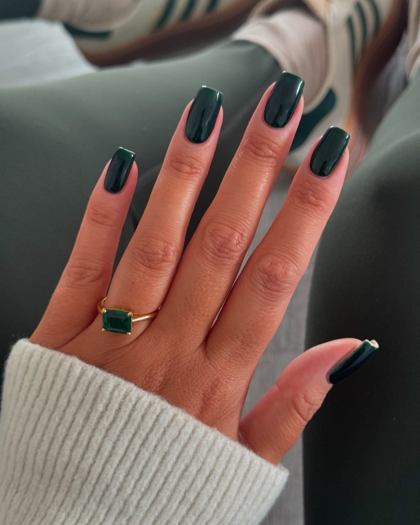 00010 Dark Classy Nails