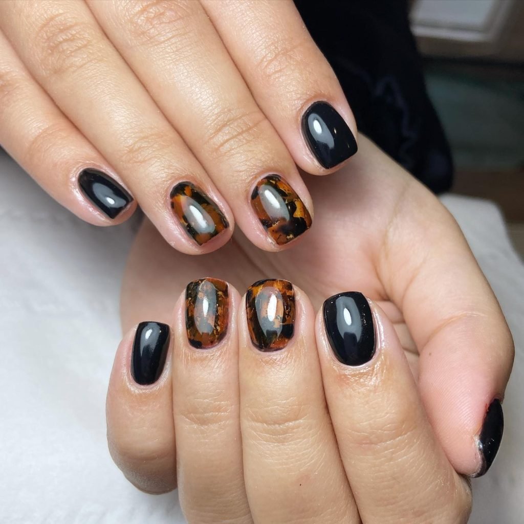 00002 classy short black nails