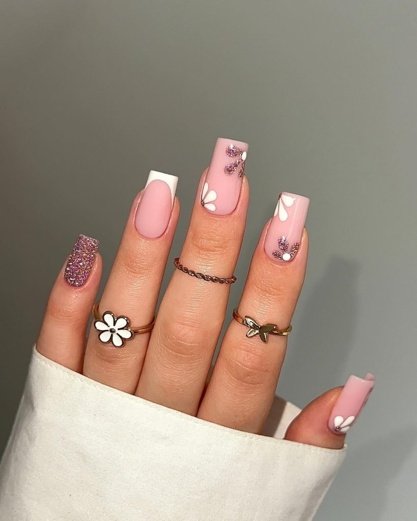 00003 French nails with flowers 2