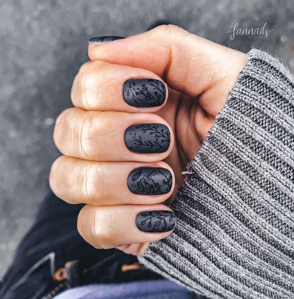 00004 classy short black nails