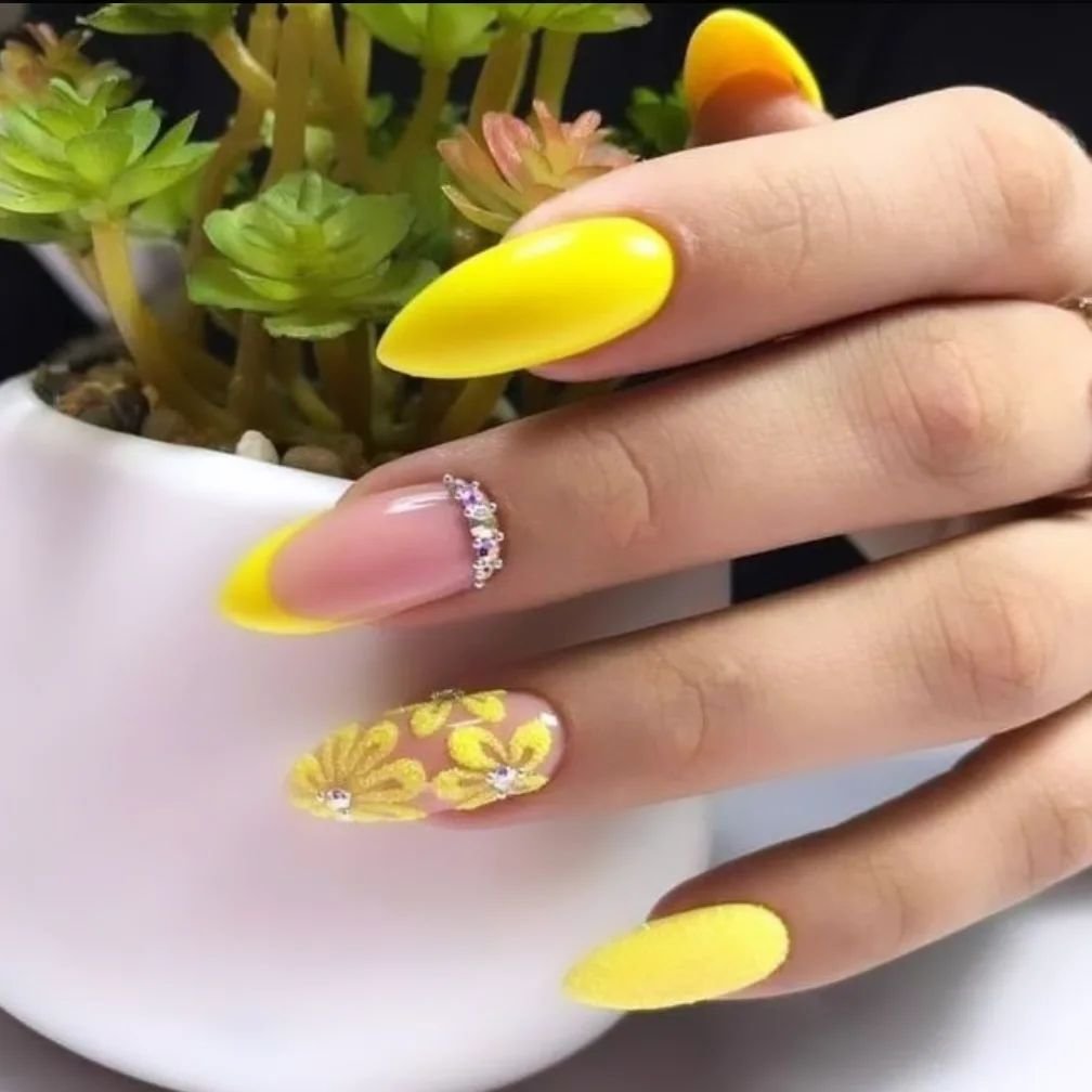 00005 Yellow Flower Nails 1