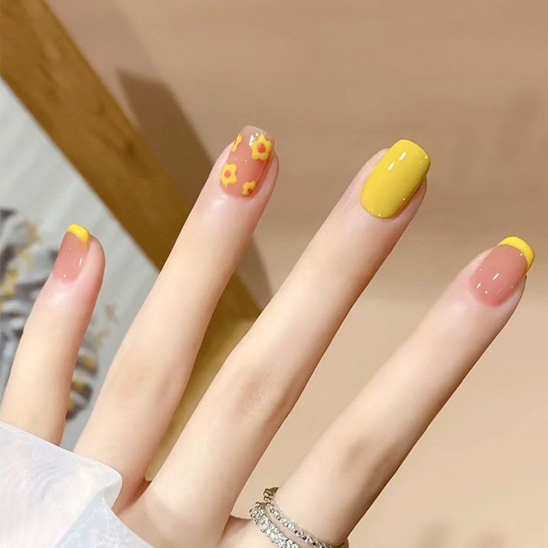 00006 Yellow Flower Nails