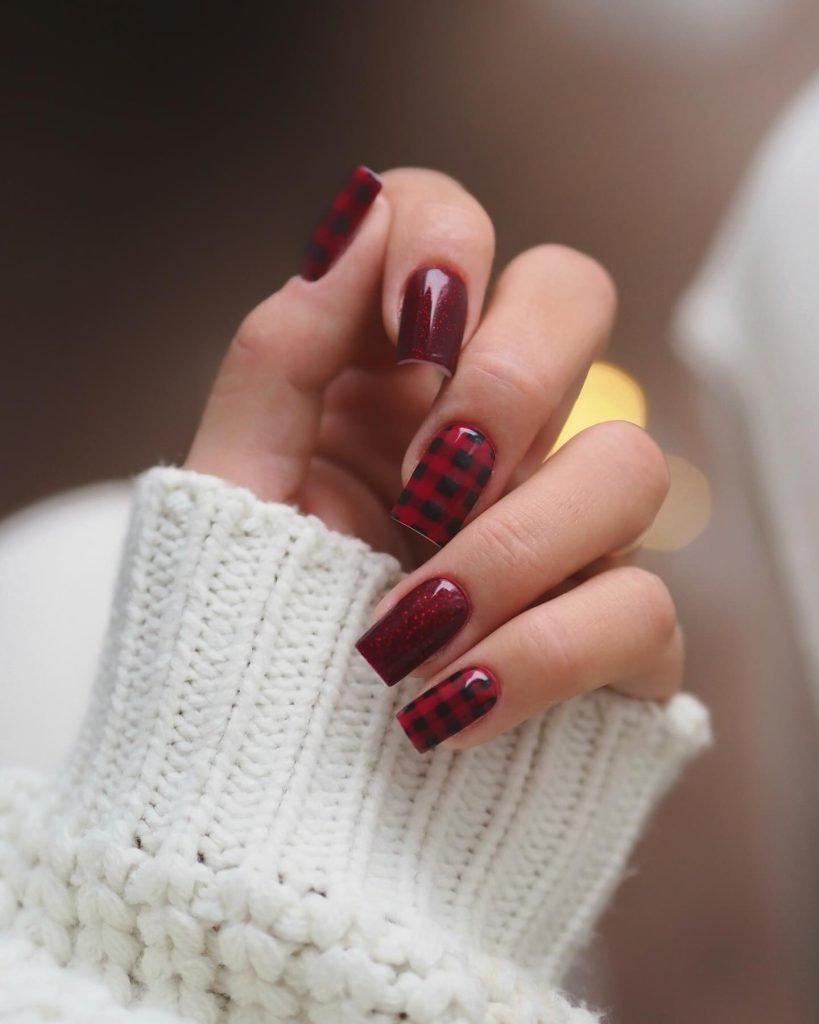 00007 Black and Red Nails