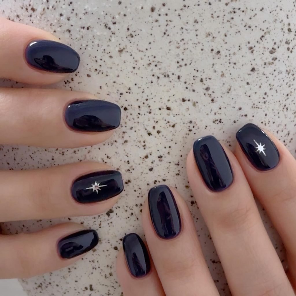00007 Short Black Nails