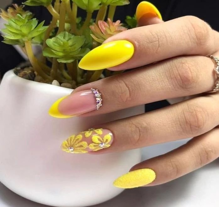 00009 Bright Summer Nails