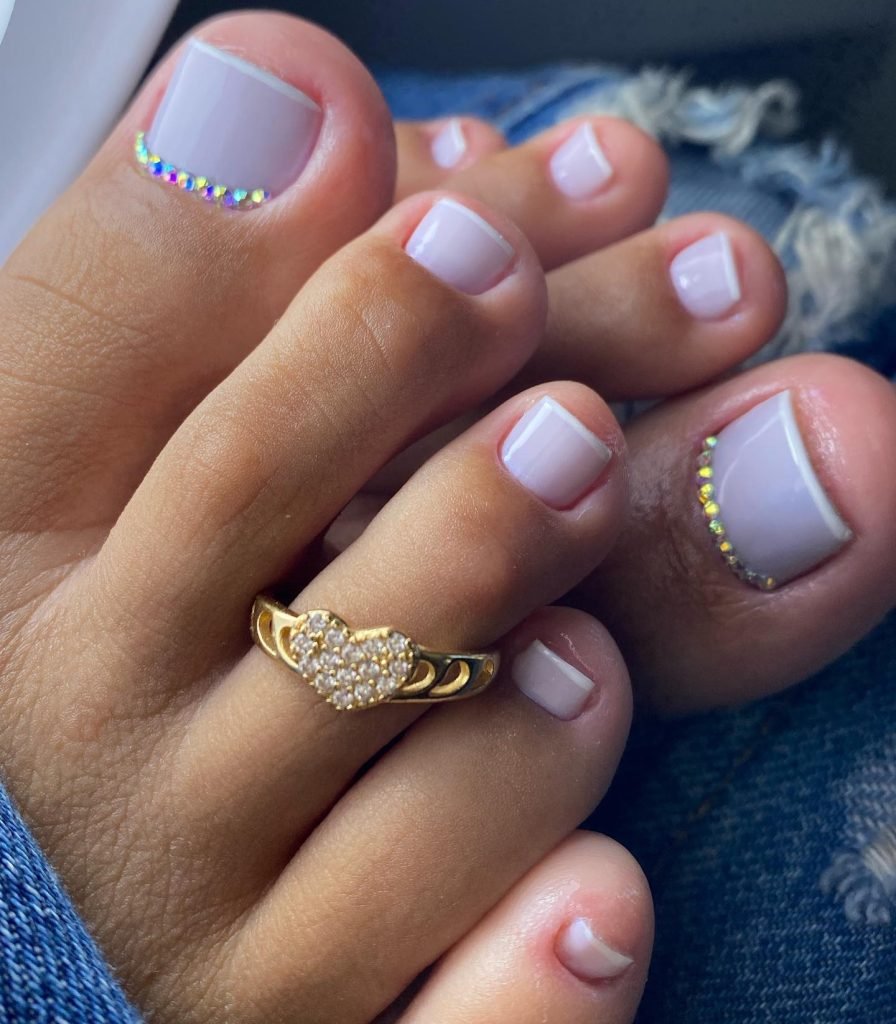 00010 White Pedicure designs