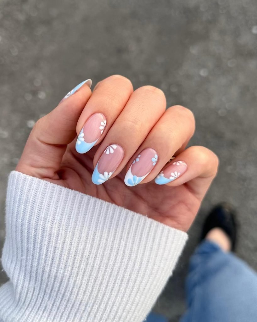 00011 French nails with flowers 2