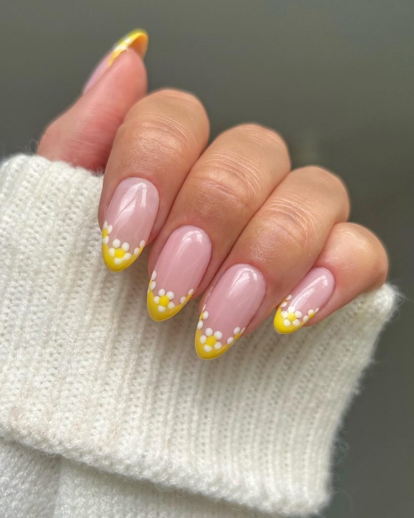 00011 French nails with flowers 2