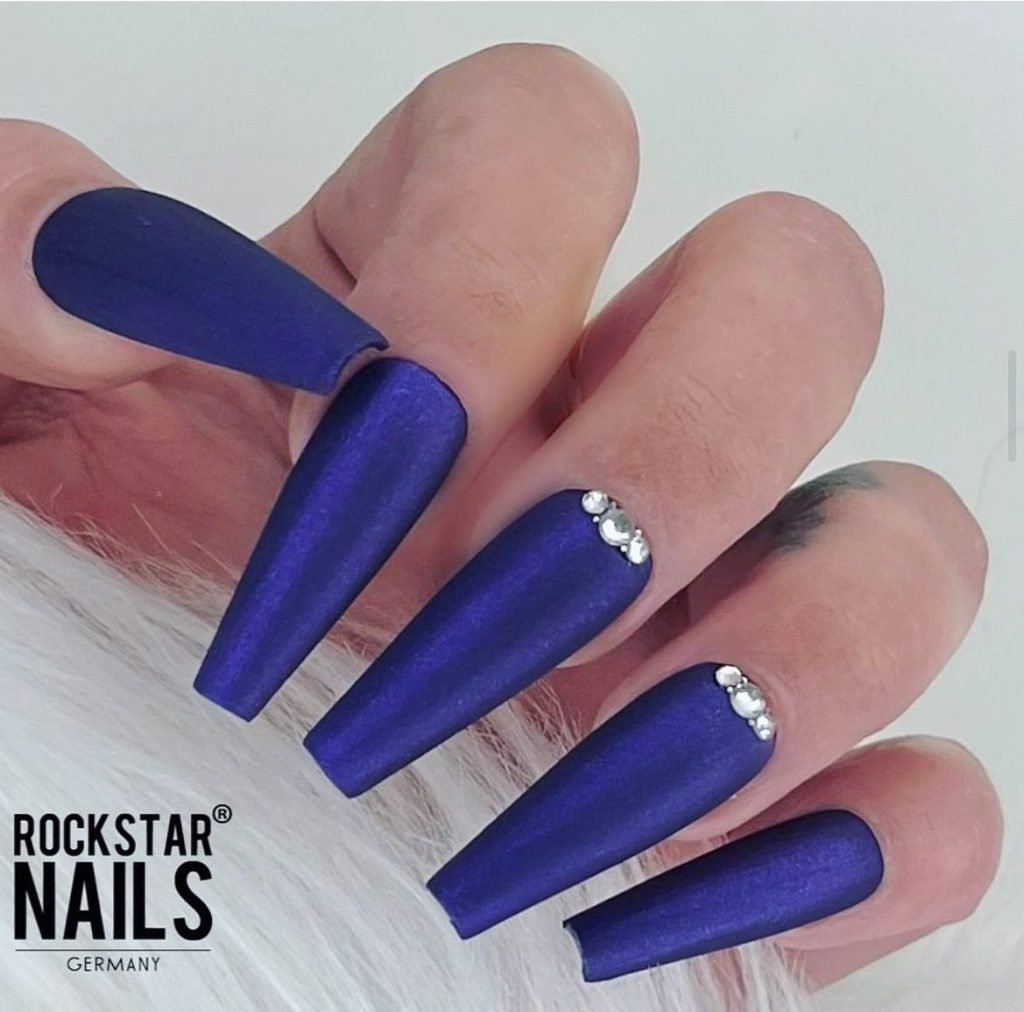 00011 Nails for black dress