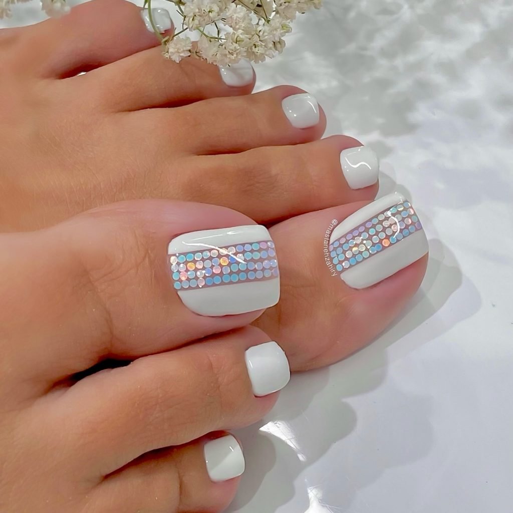 00013 White Pedicure designs