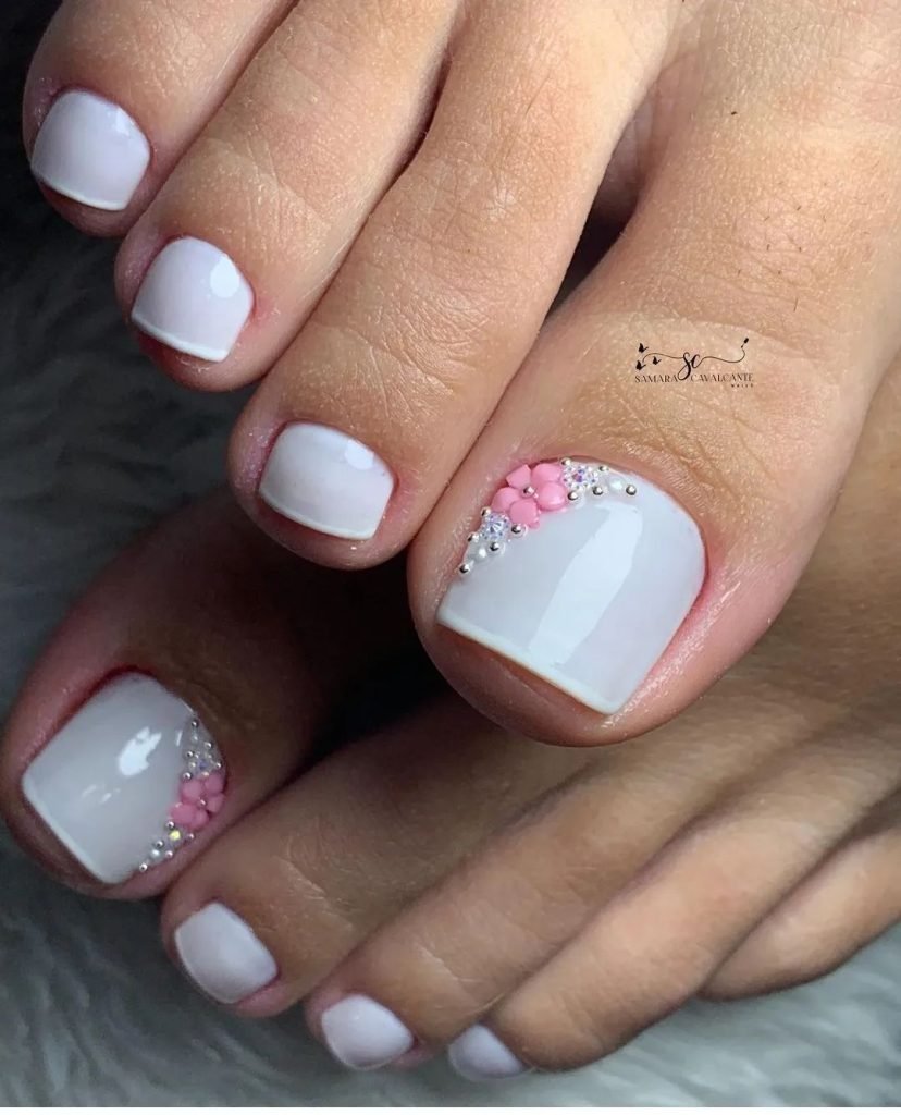 00016 White Pedicure designs