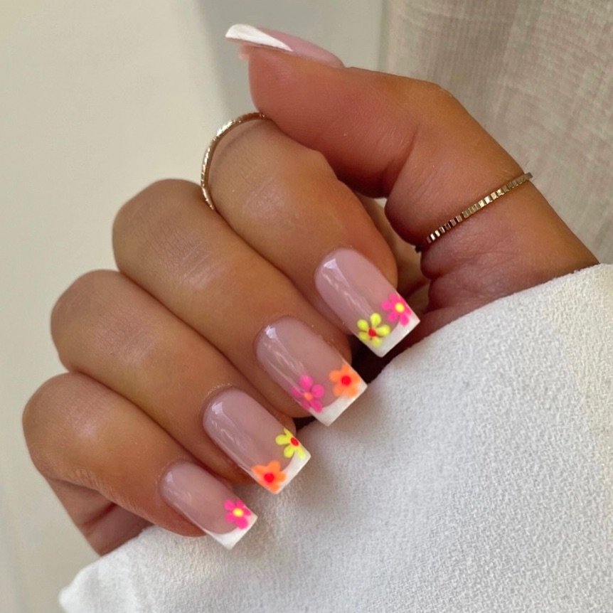 00018 French nails with flowers 2