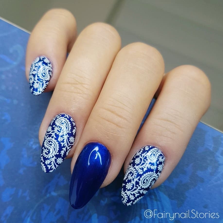 00004 Almond Blue Nails