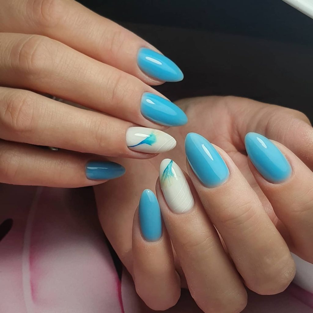 00005 Almond Blue Nails