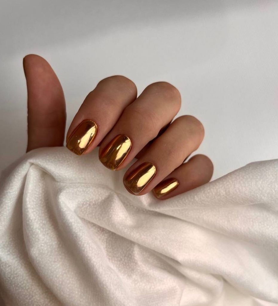 00006 Classy Gold Nails