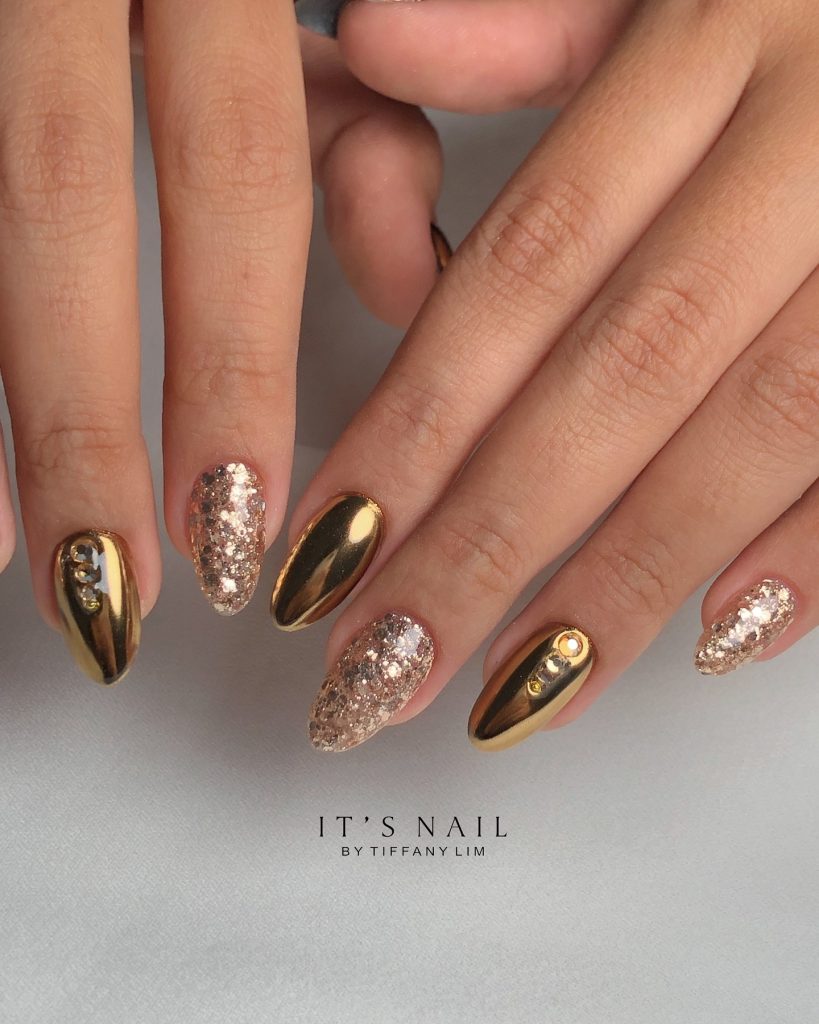 00008 Classy Gold Nails