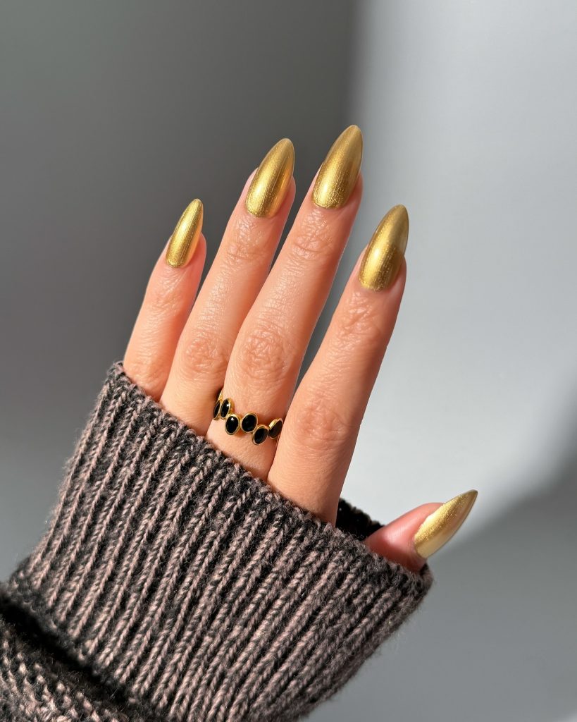 00014 Classy Gold Nails
