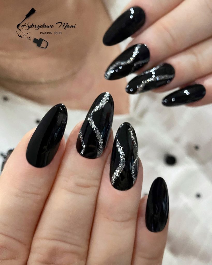 Glimmering Onyx Cascade black nail