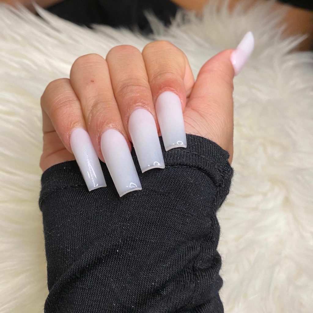 00009 Simple White Nails