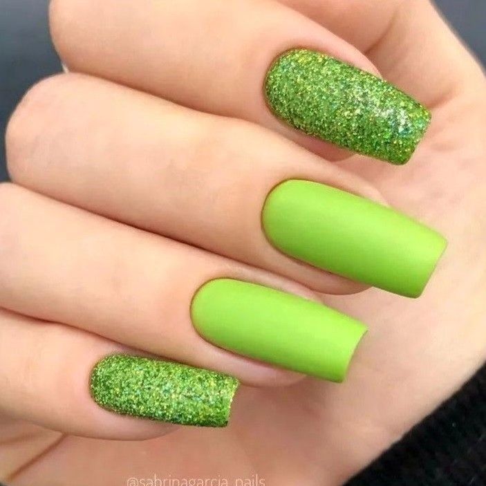 00012 Matte Green Nails