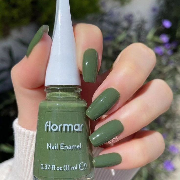 00018 Matte Green Nails